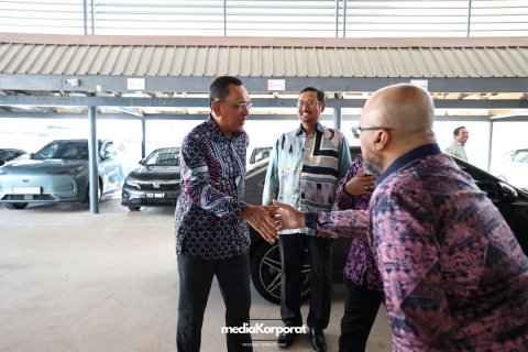 𝘉𝘙𝘌𝘈𝘒𝘍𝘈𝘚𝘛 𝘛𝘈𝘓𝘒 : Mengemudi Pentadbi...
