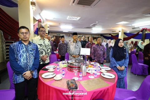 𝘉𝘙𝘌𝘈𝘒𝘍𝘈𝘚𝘛 𝘛𝘈𝘓𝘒 : Mengemudi Pentadbi...