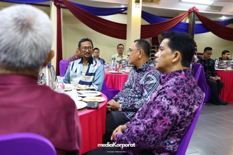 𝘉𝘙𝘌𝘈𝘒𝘍𝘈𝘚𝘛 𝘛𝘈𝘓𝘒 : Mengemudi Pentadbi...