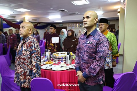 𝘉𝘙𝘌𝘈𝘒𝘍𝘈𝘚𝘛 𝘛𝘈𝘓𝘒 : Mengemudi Pentadbi...