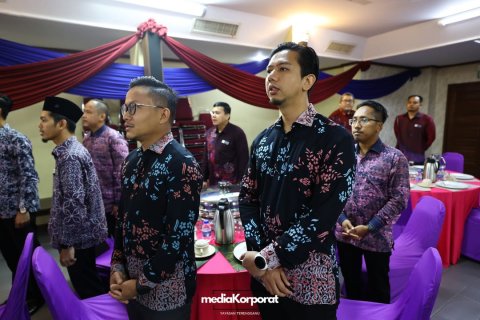 𝘉𝘙𝘌𝘈𝘒𝘍𝘈𝘚𝘛 𝘛𝘈𝘓𝘒 : Mengemudi Pentadbi...