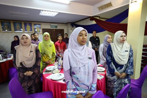𝘉𝘙𝘌𝘈𝘒𝘍𝘈𝘚𝘛 𝘛𝘈𝘓𝘒 : Mengemudi Pentadbi...